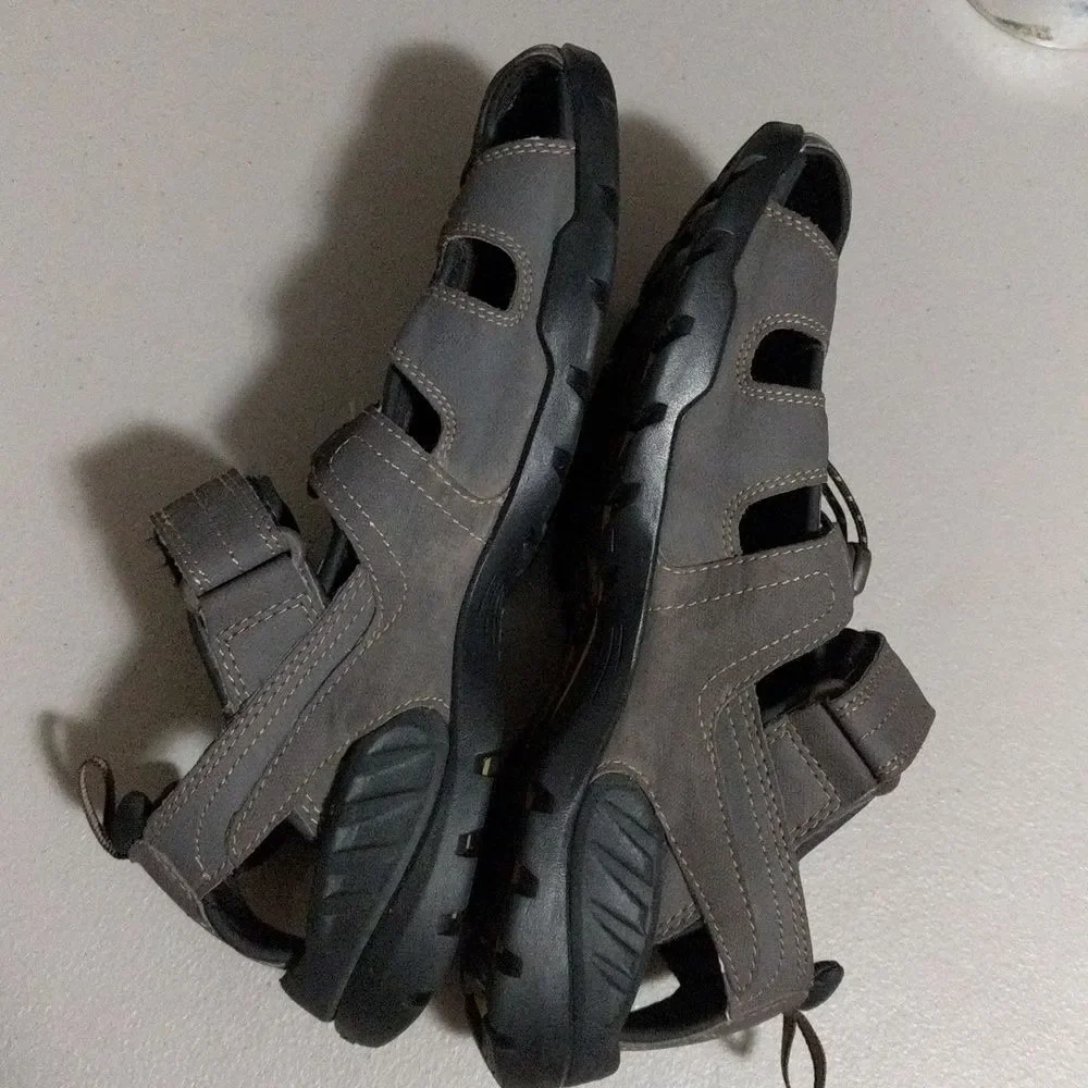 Teva Forebay Water enclosed toes shoe Sandal men's size 8US